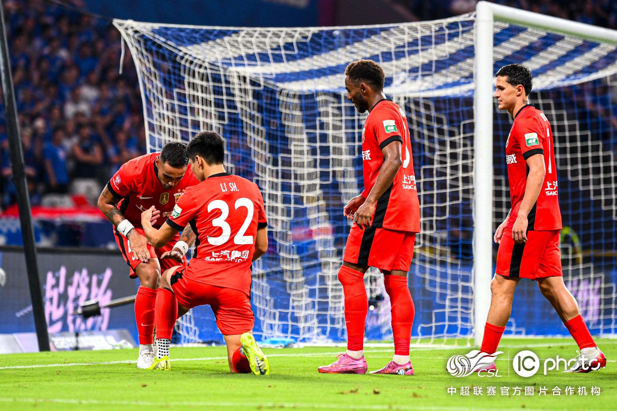 电竞赛事-上海申花训练开放日，加时末段状态回暖引欢呼，欧联在即，控场能力受关注的简单介绍